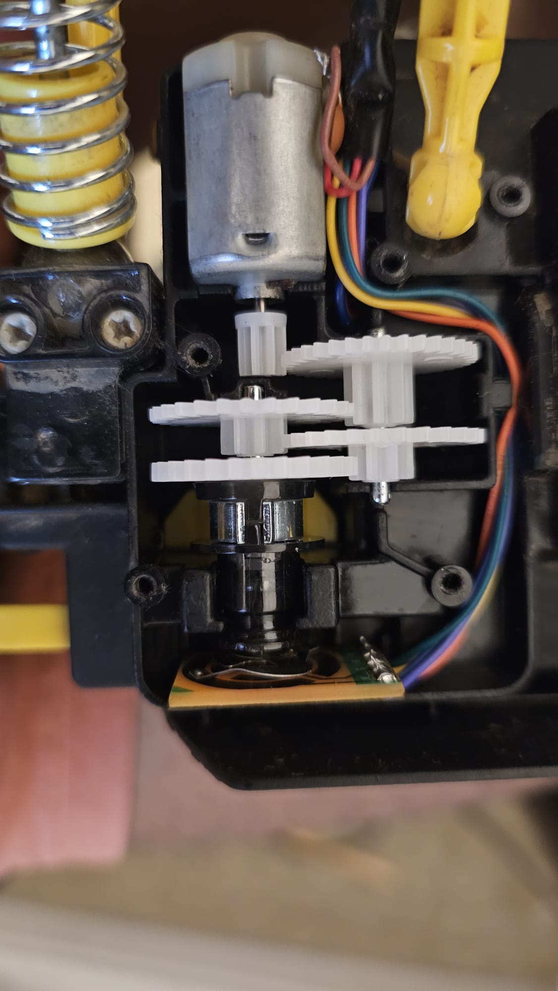 Steering gear train close-up